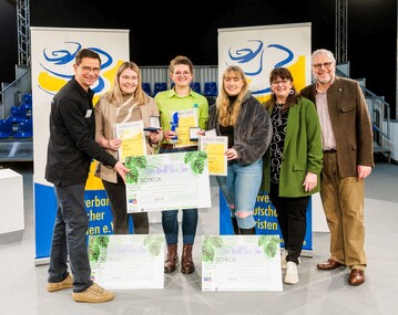 Erfolgreich 2024: Lilli Kramer (3.v.l.) von Kramer Garten & Ambiente aus Buchholz, Sina Krger (2.v.l.) von der Grtnerei Schlter in Bad Oeyenhausen und Kasandra Rosada (3.v.r.) von Lydia Niehser Blumen & Wohnen in Oberhausen.