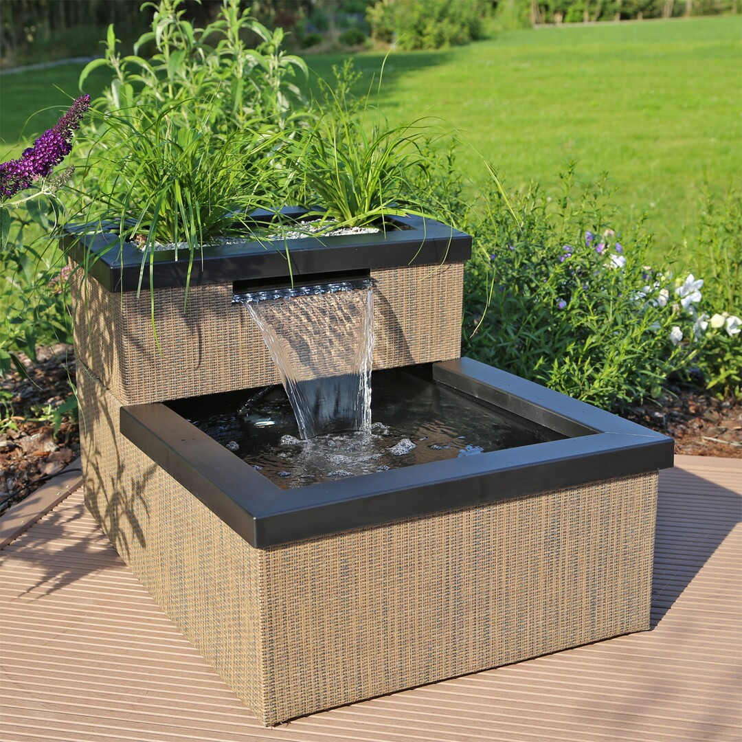 CLGarden hat auch einen Miniteich mit Wasserfall im Programm, der in trendiger Rattanoptik gehalten ist und flexibel aufgestellt werden kann