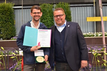 Fr die exzellente Ausfhrung des geordneten Paradieses erhielten Liebrich und sein Team eine Groe Goldmedaille der Deutschen Bundesgartenschau-Gesellschaft mbH aus der Hand von Rdiger Eckhardt, dem Ausstellungsbevollmchtigten der DBG. 