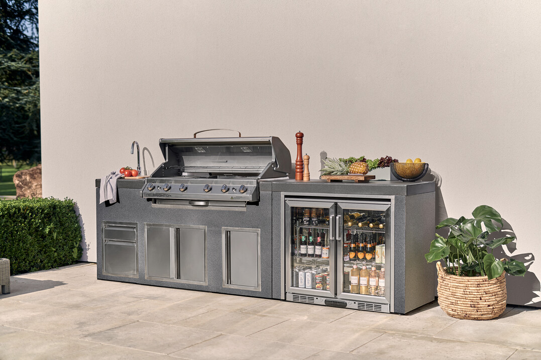 Die NEO Outdoor-Kche von Montargo kombiniert einen leistungsstarken 6-Brenner Gasgrill mit vielseitiger Stau- und Arbeitsflche, sowie Waschbecken und Doppelkhlschrank.  