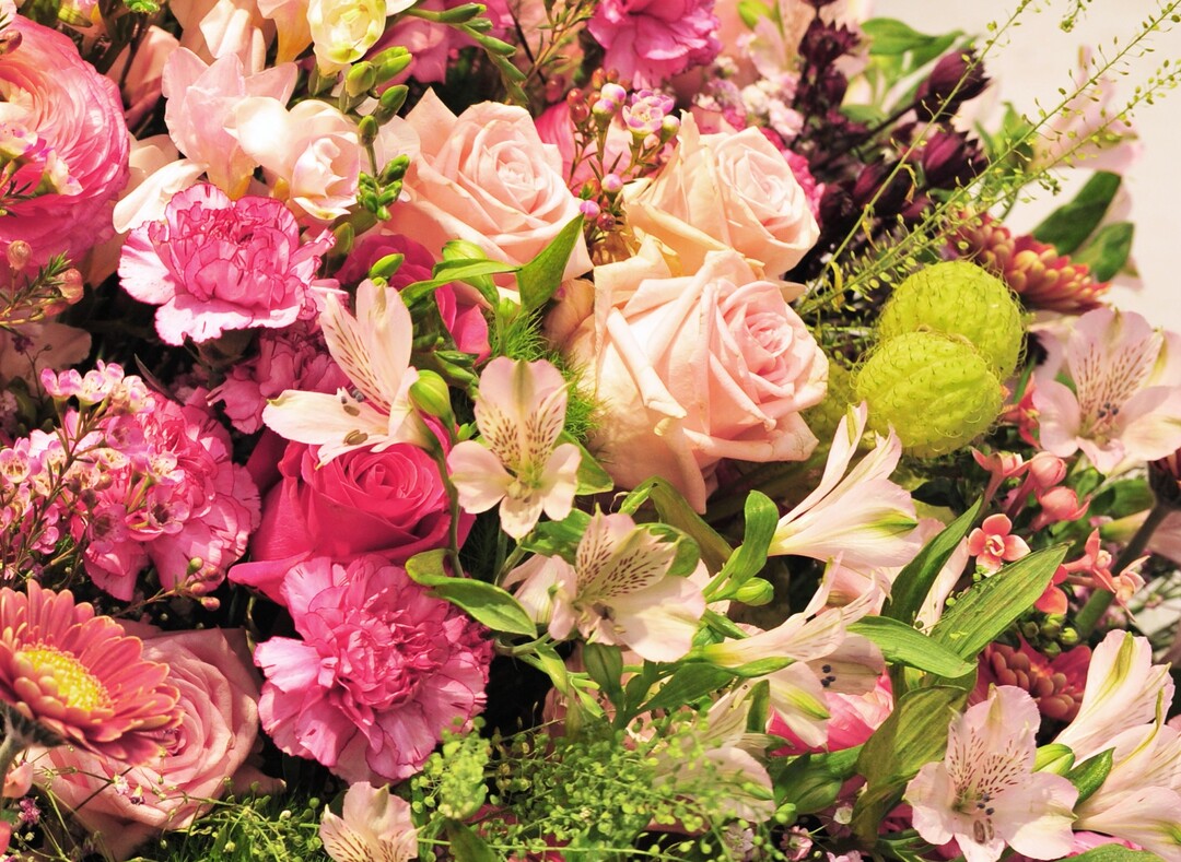 Rosa in Kontrast zu frischem Grün und Rosen in der Hauptrolle – aktuelle Geschenksträuße zum Muttertag setzten auf eine feminine und exklusive Ausstrahlung.