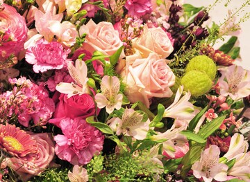 Rosa in Kontrast zu frischem Grn und Rosen in der Hauptrolle  aktuelle Geschenkstrue zum Muttertag setzten auf eine feminine und exklusive Ausstrahlung.