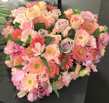 Neben Rosen und Pfingstrosen waren auch Gerbera, Germini und Lisianthus sowie die ersten Sommerschnittblumen beliebt.