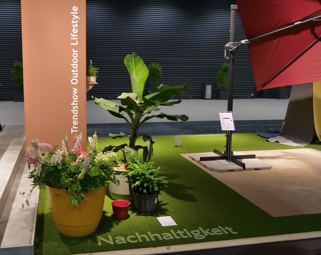 Wiederverwendete Materialien wie recycelte Kunststoffe oder Textilfasern finden sich vermehrt in den neuen Outdoor-Kollektionen. Zudem finden Naturholz und andere besonders dauerhafte Materialien weiter an Bedeutung. Das spiegelt sich auch im handwerklichen Look vieler Gartenmbel und Accessoires wider.