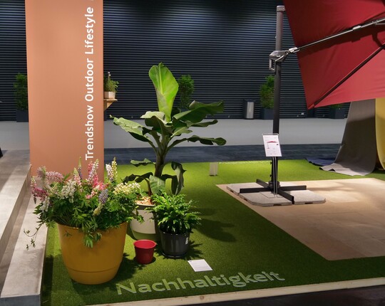 Wiederverwendete Materialien wie recycelte Kunststoffe oder Textilfasern finden sich vermehrt in den neuen Outdoor-Kollektionen. Zudem finden Naturholz und andere besonders dauerhafte Materialien weiter an Bedeutung. Das spiegelt sich auch im handwerklichen Look vieler Gartenmbel und Accessoires wider.