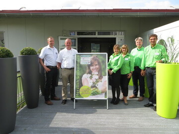 .l.n.r.: Cord Kirchmann und Ingo Garbe (NBB Fachmrkte fr Tier und Garten GmbH), Katherina Stamm, Bettina Schnebeck, Thomas Buchenau, Thomas Weng (NBB egesa Gartencenter GmbH)