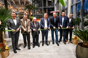Bandschnitt (v.l.n.r.: CFO Dr. Hansjrg Flassak, COO Bernhard Hnig, Albert Weber (Gesellschafter), Oberbrgermeister Gppingen Guido Till, CSO Frank Bing, Regionalvertriebsleiter Markus Garbe, Marktleiter Martin Pokorny)