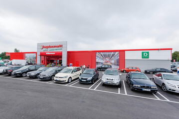 Der neue hagebaumarkt in Ratingen-Breitscheid prsentiert sich mit einer prgnanten Fassadengestaltung. 