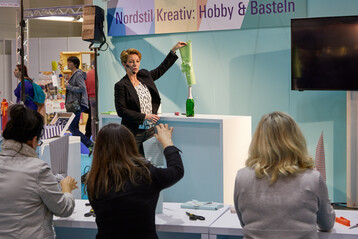 Verpackungstrainerin Gudrun Rohsmller gibt Besuchern Tipps fr kreatives Verpacken.