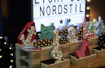 Frech, lustig, bunt: Leuchtende Dekoartikel auf der Nordstil
