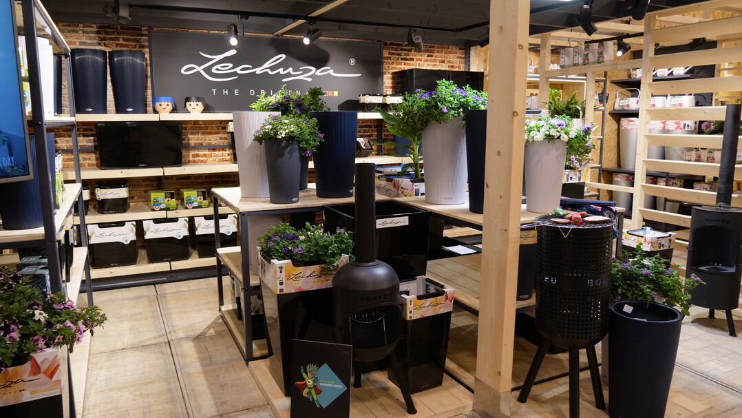 Im Gartencenter wird vieles vor allem nach funktionalen Gesichtspunkten prsentiert, der Kunde sucht jedoch nach Inspiration. Werden Tpfe beispielsweise in Farbwelten zusammengefasst, entsteht ein stimmungsvolles Gesamtbild und gleichzeitig erleichtert es dem Kunden die Wahl des richtigen Topfes.