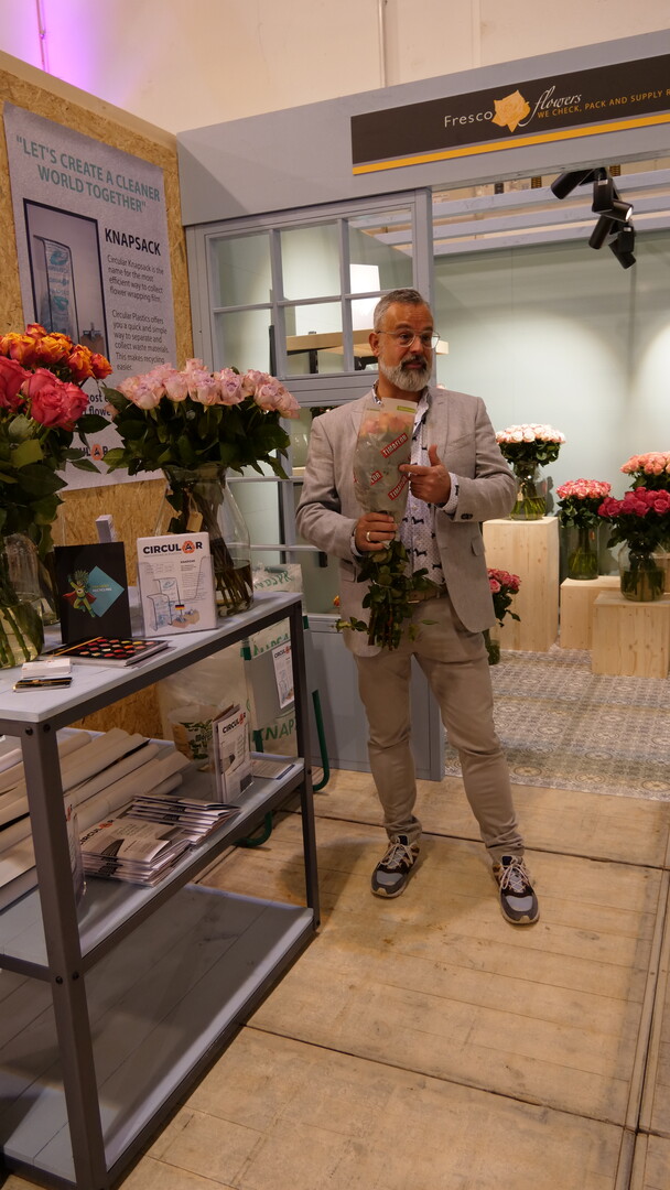 Das Thema Abfallvermeidung wird Kunden immer wichtiger, deshalb ist es wichtig, dass sich Hndler mit dem Thema auseinandersetzen, ist Romeo Sommers berzeugt. Im Discover Center zeigt er das Beispiel eines Schnittblumenlieferanten, der fr die Verpackung der Schnittblumen recycelte Folie verwendet. Diese sammelt der Hndler in einem Sack, da knnen auch andere Plastikverpackungen rein, den der Schnittblumenlieferant dann auch wieder mitnimmt und recyceln lsst. Ganz wichtig ist dabei jedoch, es dem Kunden auch zu erzhlen. Sei ein Hero und rede darber, fordert Romeo Sommers aus.
