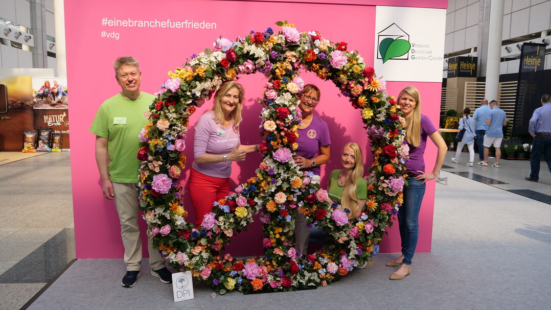 Der Verband Deutscher Garten-Center (VDG) nutzte den Messeauftritt fr ein Statement fr den Frieden  mit einem Peace-Symbol aus Seidenblumen als Selfie-Point.