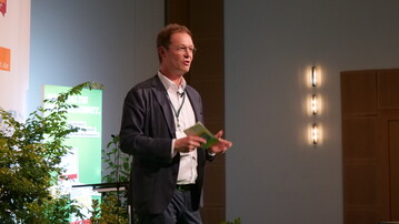 "Wie grn ist die Branche wirklich? fragte Alexander Kremer, BHB-Vorstandsmitglied und Gartencenterinhaber, in seiner Keynote zum BHB GardenSummit.