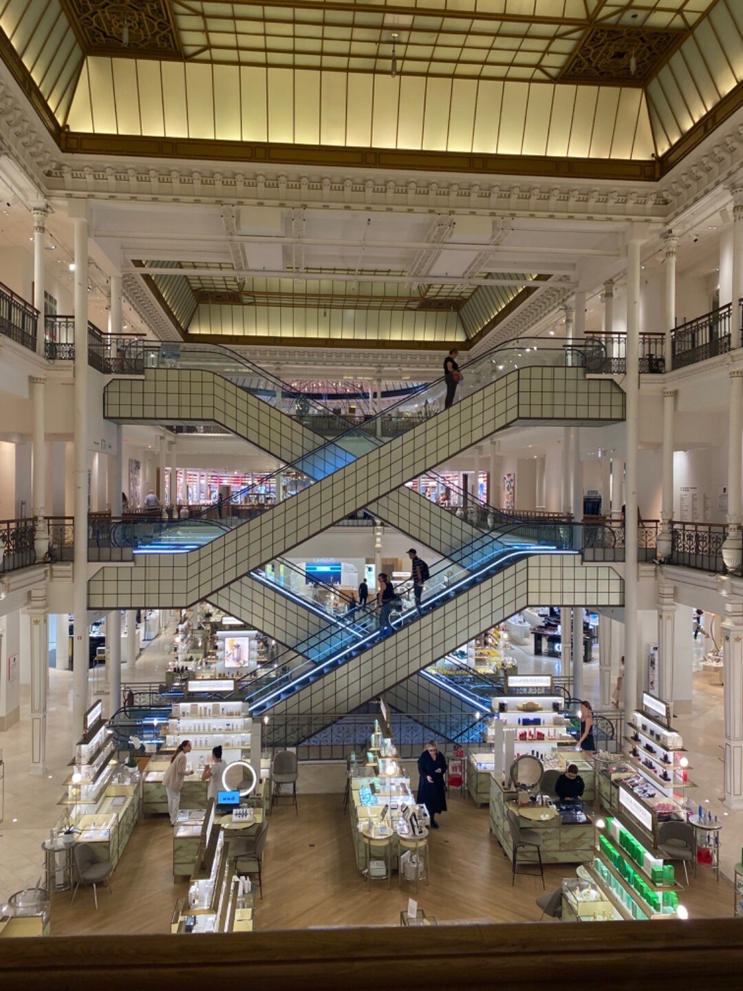 Die Reise fhrte durch die angesagten Luxus-Flagshipstores der franzsischen Landeshauptstadt.