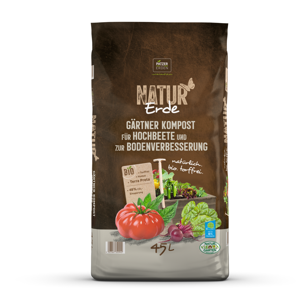 Ihr Natur-Erde-Sortiment, eine torffreie Erdenmarke mit Pflanzenkohle und dem Gütesiegel von ‚Natur im Garten‘, erweitert die Patzer Erden GmbH um einen Gärtner Kompost. Dieser versorgt Nutz- und Zierpflanzen in (Hoch-) Beeten, Rabatten und Kübeln auf natürliche Weise mit Nährstoffen und fördert lang anhaltend die Humusbildung.