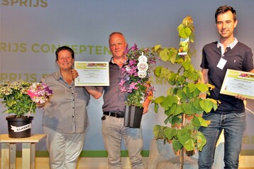 Freude bei den Gewinnern des Pressepreises auf der Plantarium 2017. Von links: Jury-Vorsitzende Patricia Grolier, Arjan Scholten (Van der Starre), Johan Stolwijk (Joh. Stolwijk & Zn.).