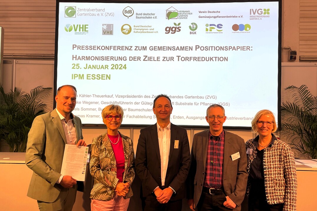 Stellten im Rahmen der IPM ESSEN das gemeinsame Positionspapier zur Torfreduktion vor (v.l.): Moderator Philip Testroet, Referatsleiter Gartenbau und Umwelt (IVG), Eva Khler-Theuerkauf, Vizeprsidentin des Zentralverbandes Gartenbau (ZVG), Thomas Kramer, Sprecher der Fachabteilung Substrate, Erden, Ausgangsstoffe im IVG, Niels Sommer, Bund deutscher Baumschulen (BdB) e.V. sowie Ulrike Wegener, Geschftsfhrerin der Gtegemeinschaft Substrate fr Pflanzen (GGS).