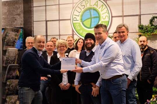 Die Betriebe der Grtnergruppe PlusPlants drfen als erste in der Gartenbaubranche das Siegel Familienfreundlicher Arbeitgeber der Bertelsmann-Stiftung tragen. Der Auditor Robert Frischbier (r.) berreichte das Zertifikat auf der IPM am PlusPlants-Stand.