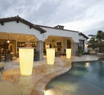 ROVIO III LED-RGB beleuchtet als praktischer Stehtisch mit wetterfester Platte.