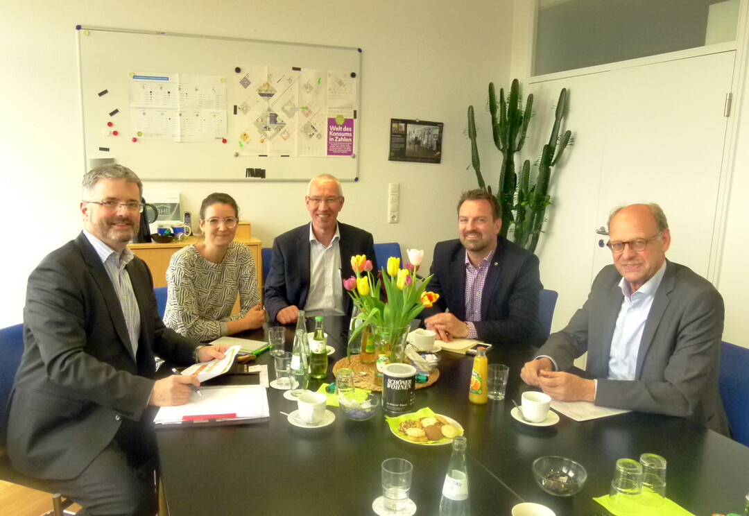 Am 29. März 2017 trafen sich die Geschäftsführer der Branchenverbände BHB, IVG, VDG und ZVG in Köln. Von links: Dr. Peter Wüst (BHB), Anna Hackstein (IVG), Peter Botz (VDG), Bertram Fleischer (ZVG) und Alwin Reintjes (IVG)