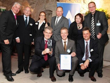  Es freuten sich (hinten, von links): Peter Crones, Finanzvorstand des Marketing-Clubs Nordhessen, Club-Prsident Jrgen Reichert und Geschftsfhrerin Dr. Sylvia Kernke, ZOO & Co. Marketingleiterin Sigrun Lffelholz und Benjamin Kulemann (Vertriebsleitung Garten allgemein der SAGAFLOR) sowie (vorne, von links) die SAGAFLOR-Vorstnde Franz-Josef Isensee und Peter Pohl, BELLANDRIS-Systemleiter Joachim Crones.
