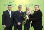 Pokalübergabe im Zirndorfer „Lechuza-Shop“: Sagaflor-Vorstand Franz-Josef Isensee (zweiter von links) mit Matthias Schubert, Katja Schlicht und Conny Brandstätter von Lechuza