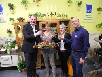 Preisbergabe an die Gewinnerin auf der IPM in Essen v. l. Andr Seger (Blu-Blumen), Julia Jendreyschak (Gewinnerin), Anna Kubitza (Freundin), Marion Segler (Blu-Blumen).