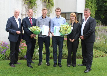 bergabe der Stipendiatsurkunden (v.l.): Dr. Karl-Heinz Kerstjens, Schulleiter Gartenbauzentrum Essen, Wolfgang Schubert, Bereichsleiter Human Resources bei Landgard, die neuen Stipendiaten Stephan Schwarz und Marcell Czech, Vanessa Kliesow, zustndig fr Personalentwicklung, und Bert Schmitz, Aufsichtsratsvorsitzender der Landgard eG