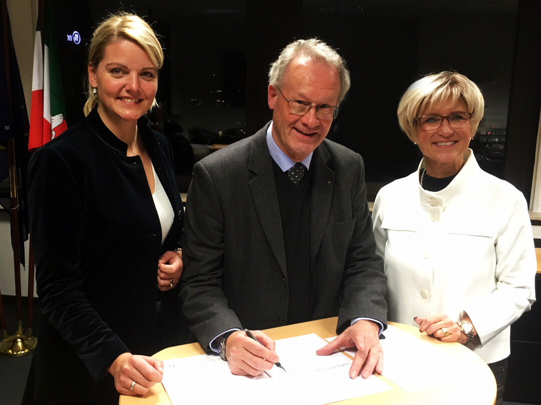 Unterzeichnung der „Landesvereinigung der Grünen Verbände NRW - Die gärtnerischen Fachbetriebe“ in Düsseldorf mit Präsidentin Eva Kähler-Theuerkauf (rechts), Präsident H. Christian Leonhards und Landwirtschaftsministerin Christina Schulze Föcking.