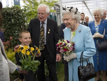 Knigin Elizabeth, Morgan Pritchard von der Charlton Manor Grundschule und Peter Seabrook