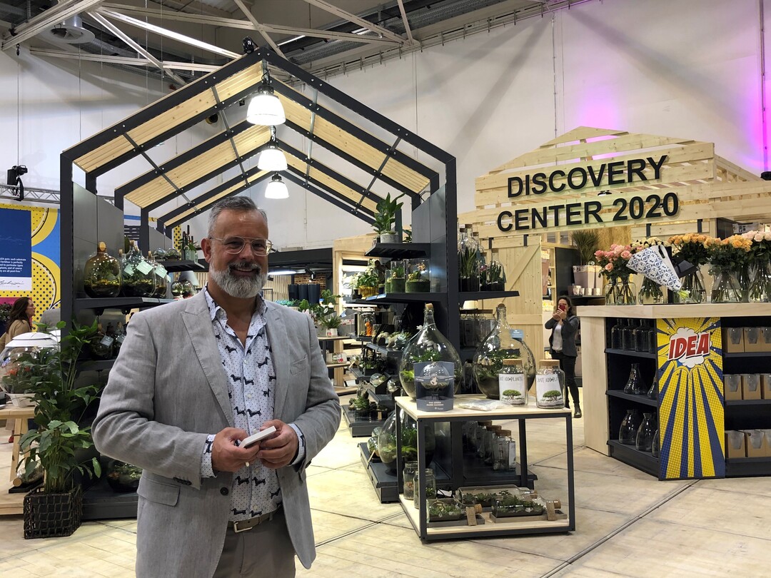 Beleuchtung ist wichtig fr die Prsentation der Produkte, sie verbraucht natrlich aber auch eine Menge Strom. Die Beleuchtung, die Romeo Sommers im Discovery Center zeigt, passt sich mittels eines Tageslichtsensors automatisch der Helligkeit der Umgebung an. Zusammen mit einer LED spart so eine Lichtanlage laut Romeo Sommers 85% der Energie und auch CO2.