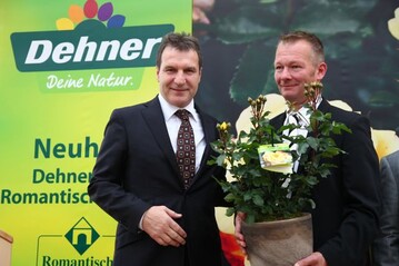 Bernhard Hnig (links), Dehner-Geschftsfhrer, bei der Rosentaufe im Blumenpark Rain.