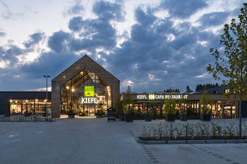 Das Gartencenter Kiefl bei Nacht 