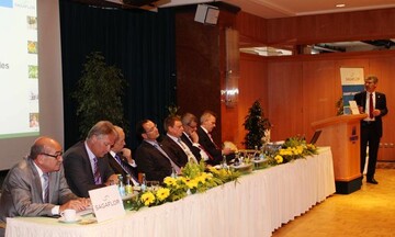 
SAGAFLOR-Aufsichtsrat und -Vorstand prognostizieren auch fr 2010 eine
Umsatzsteigerung (von links): die Aufsichtsrte Wolfram Gaurieder (stellv.
Vors.), Michael Spiering, Dr. Hans-Georg Husel, Axel Mauch, Thomas 
Stoczek und Martin Fuchs (Vors.) sowie die Vorstnde Peter Pohl und Franz-
Josef Isensee.