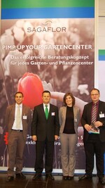 Freuten sich mit den Gewinnern (von links): Felix Glück (SAGAFLOR AG), Jürgen
Rosar (Landgard Blumen & Pflanzen GmbH), Kira Dicke und Benjamin Kulemann
(beide SAGAFLOR AG).