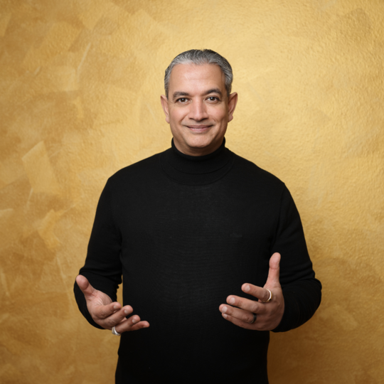 Am 30. Januar 2023, 18:00 bis 18:45 Uhr, begeistert Sanjay Sauldie mit seiner Expertise zum Thema Konsum 4.0: Das Niemals Normal berleben und das immer anders gestalten. Sauldie ist Direktor des Europischen Internet Marketing Institutes EIMIA und einer der gefragtesten europischen Experten zu den Themen Digitalisierung in Unternehmen und Gesellschaft. 
 Wir mssen anerkennen, dass "Niemals Normal" jetzt so lange der neue Alltag fr die Menschheit sein wird, bis wir es aufbrechen und mit der Einstellung Immer Anders vom passiven Opfer zum aktiven Mitgestalter werden, sagt Sauldie. Was die Konsumgter-Branche heute tun kann, um aus dieser Routine neue Chancen zu entwickeln, wird in diesem Vortrag beleuchtet und ein Masterplan vorgestellt, wie sich Unternehmen wandeln mssen, um sich optimal auf die neuen Vernderungen einzustellen.