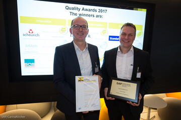 Die Gewinnerplakette und die Urkunde nahmen Scheurich-Geschftsfhrer Reinhard Birven (links) und Jrg Chemii, Leiter IT & Organisation, entgegen. 