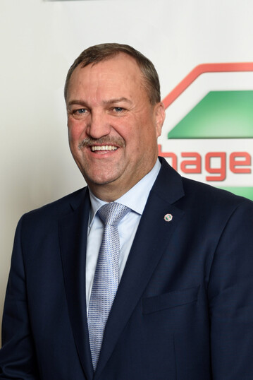 Johannes M. Schuller, Aufsichtsratsvorsitzender der hagebau Gruppe: Ziel der Integration ist, den hagebau Fach- und Einzelhandel strukturell so zu ordnen, dass beide Geschftsbereiche  auch nach auen klar erkennbar  nebeneinander die Kerngeschftsfelder der hagebau sind.
