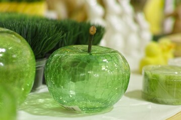 Es GRNt so schn  ein Frhlingsthema mit grnen, weien und gelben Farbakzenten und Osterprodukten 