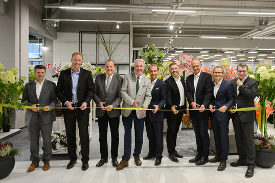 Thomas Martin (Regionsleiter Dehner), Frank Bing (Chief Sales Officer Dehner), Gerhard Jger (Vermieter), Mag. Klaus Schneeberger (Brgermeister Wiener Neustadt), Georg Weber (CEO Dehner), Oliver Haller (Chief Purchasing Officer Dehner), Fred Schneider (Marktleiter Dehner Wiener Neustadt), Thomas Frewein (Projektleiter sterreich Expansion, Immobilien und Projektentwicklung Dehner), Bernhard Hnig (Chief Operating Officer Dehner) 