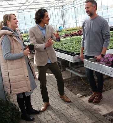 Klimaprofi Roldany Gutierrez (Mitte) und seine Assistentin Nathalie Richter 
beim Nachhaltigkeitsgesprch im grn erleben Gartencenter May Garden mit Steffen May.
 