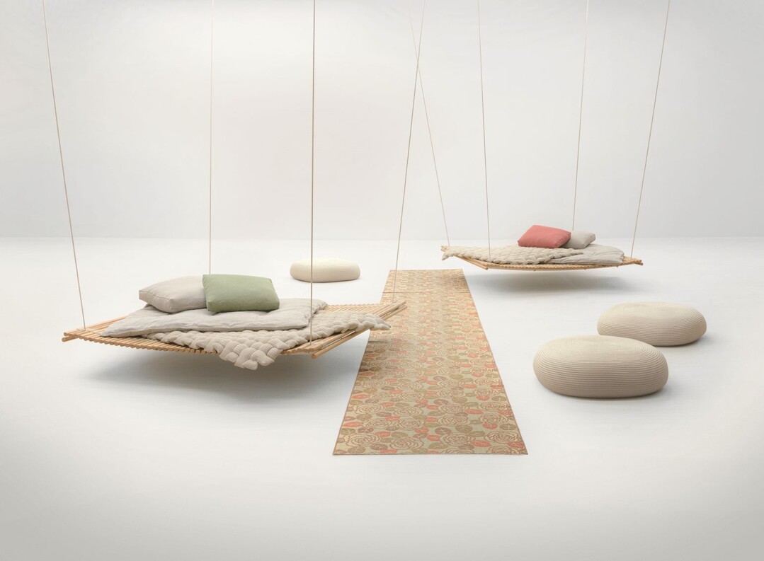  Die hngenden und freistehende Plattformen der Serie "Shibui" von Paola Lenti bestehen aus gedrechseltem Bambus,  das mit mit Jutebndern zusammengebunden ist. 