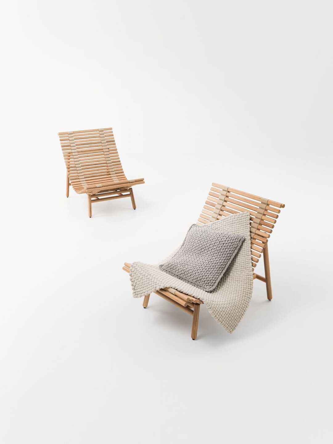 Die Serie "Shibui" von Paola Lenti beinhaltet auch Loungessel - Sitz und Rckenlehne sind aus Bambusstangen gefertigt, die mit mit Jutebndern zusammengebunden sind