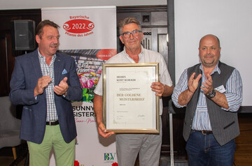 In der vergangenen Woche gab Grtnermeister Kurt Scherdi, Inhaber der Grtnerei Scherdi in Hofstetten, nach ber 20 Jahren seine mter im Bayerischen Grtnerei-Verband ab und wurde fr seine Verdienste mit dem Goldenen Meisterbrief des Bayerischen Grtnerei-Verbandes geehrt