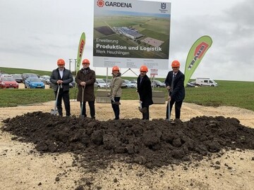  Finanzgeschftsfhrer Joachim Mller, der Gerstettener Brgermeister Roland Pollaschek, die Heuchlinger Ortsvorsteherin Marianne Renner, Werkleiter Michael Kieser und Wolfgang Engelhardt, Vice President Manufacturing der Gardena Division, beim Spatenstich.