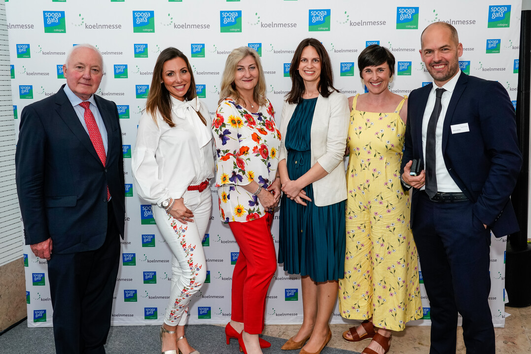 European Trade Press Conference in Lissabon (von links): John W. Herbert, European DIY Retail Association (EDRA)/General Secretary; Moderatorin Camilla Biasio; Martina Mensing-Meckelburg, Präsidentin des Verbands deutscher Gartencenter (VDG); Catja Caspary, Geschäftsbereichsleiterin Koelnmesse GmbH; Katie Dubow, Creative Director Garden Media Group (USA); Stefan Lohrberg, Direktor spoga+gafa