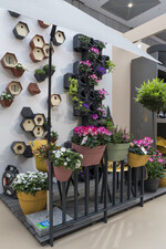 Die Outdoor-Living-Präsentation für den Baumarkt greift die wichtigen Themen Biodiversität und Insektenschutz auf, die sich auch auf dem kleinsten Balkon umsetzen lassen.