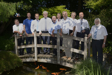 Staatsminister Martin Zeil (Mitte) neben Dehner-Geschftsfhrer Georg Weber (links), und Dehner Senior-Chef Albert Weber (rechts) mit Vertretern der Dehner-Geschftsfhrung und Delegation im Dehner Blumenpark 