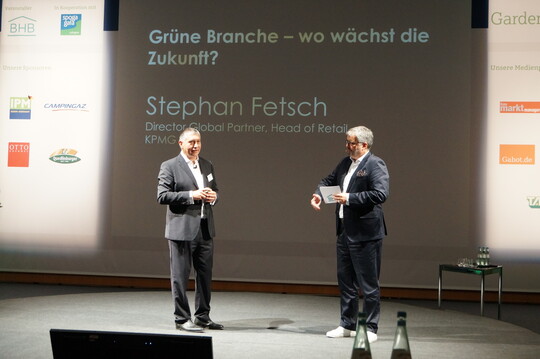Stefan Fetsch, Head of Retail, KPMG AG: "Bauen und Grn werden strukturell zusammenwachsen. Wir sehen eine strukturelle Marktvernderung, eine Marktausweitung mit vernderten Zugngen und Spielregeln. Es ist notwendig, dass sich die Branche darauf einstellt. Ihre Chancen und Risiken daraus ableitet. Partnerschaften nutzt. Die Branche wird viel strker ein B2B2C-Konzept spielen mssen, als sie das vielleicht bis dato gemacht hat."